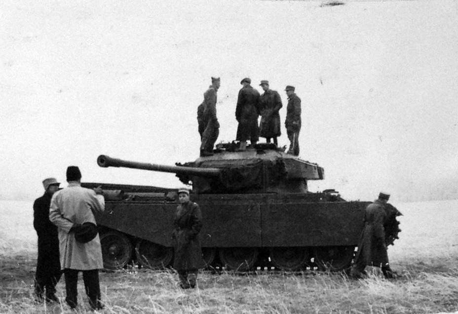 ​Шведская комиссия осматривает Centurion Mk.3 в Швейцарии, ноябрь-декабрь 1951 года. На переднем плане (со шляпой в руке) стоит Эрик Гиллнер, одна из ключевых фигур в шведском танкостроении - Приключения «Центуриона» в Скандинавии | Военно-исторический портал Warspot.ru