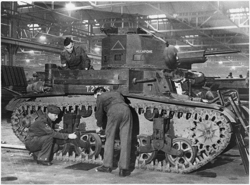 Британские техники осматривают легкий танк М2, прибывший по ленд-лизу из США